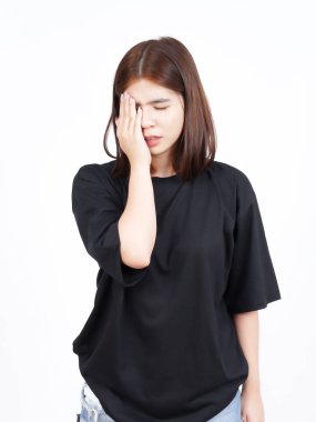 Acı çeken baş ağrısı, beyaz arka planda izole edilmiş güzel Asyalı kadının baş ağrısı.