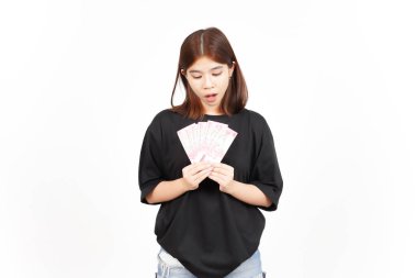 Beyaz arka planda tecrit edilmiş güzel Asyalı Kadın 'ın 100.000 rupia banknotunu tutuyor.