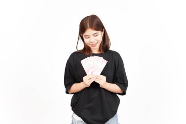 Beyaz arka planda tecrit edilmiş güzel Asyalı Kadın 'ın 100.000 rupia banknotunu tutuyor.