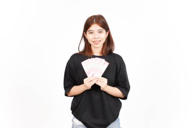 Beyaz arka planda tecrit edilmiş güzel Asyalı Kadın 'ın 100.000 rupia banknotunu tutuyor.