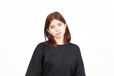 Beyaz arka planda izole edilmiş güzel Asyalı kadının somurtkan ve somurtkan jestleri