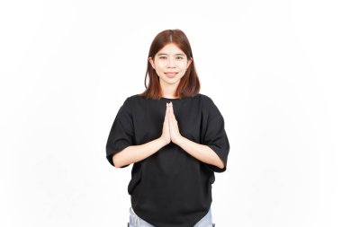 Gülümseyen ve kameraya bakan beyaz tenli güzel Asyalı kadının Namaste jesti