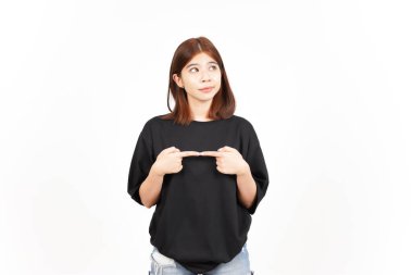 Beyaz arka planda tecrit edilmiş güzel bir Asyalı kadının jestine bakıp düşünüyorum.