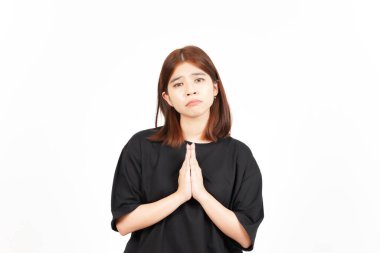 Beyaz arka planda tecrit edilmiş güzel Asyalı Kadın 'ın kollarını kavuşturup yalvarması.