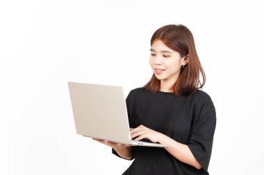 Beyaz arka planda tecrit edilmiş güzel Asyalı kadının dizüstü bilgisayarını kullanırken mutlu yüz ifadesi