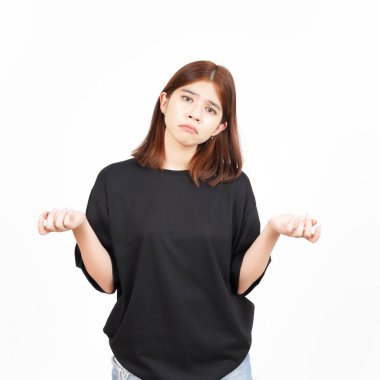 Şaşkın, beyaz arka planda tecrit edilmiş güzel bir Asyalı kadının el hareketi bilmiyorum.