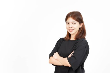 Kollarını kavuşturup gülümse ve beyaz arka planda izole edilmiş güzel Asyalı kadının kamerasına bak.