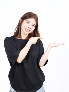 Beyaz arka planda tecrit edilmiş güzel Asyalı Kadın Açık Avuç 'ta Ürünleri Gösterme ve Sunma