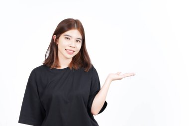 Beyaz arka planda tecrit edilmiş güzel Asyalı Kadın Açık Avuç 'ta Ürünleri Gösterme ve Sunma