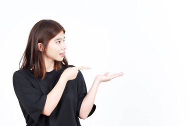 Beyaz arka planda tecrit edilmiş güzel Asyalı Kadın Açık Avuç 'ta Ürünleri Gösterme ve Sunma