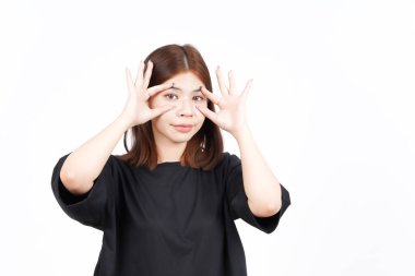 Beyaz arka planda tecrit edilmiş güzel Asyalı kadının gözlerini açmaya çalışıyorum.