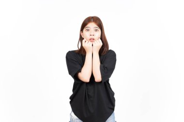 Beyaz arka planda tecrit edilmiş güzel Asyalı kadının çenesinde elleri olan bir ifade.