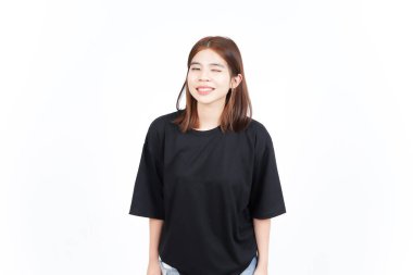 Beyaz arka planda izole edilmiş güzel Asyalı kadının kamerasına gülümse ve göz kırp