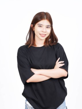 Kollarını kavuşturup gülümsüyor ve beyaz arka planda izole edilmiş güzel Asyalı kadının kamerasına bakıyor.