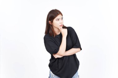 Yüzünü çevir ve beyaz arka planda yalnız bırakılmış güzel bir Asyalı kadını düşün.