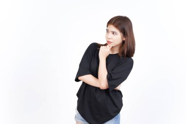 Yüzünü çevir ve beyaz arka planda yalnız bırakılmış güzel bir Asyalı kadını düşün.