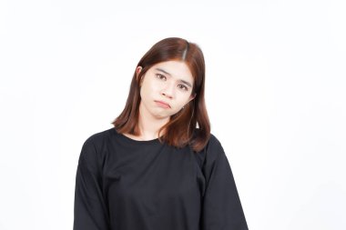 Beyaz arka planda tecrit edilmiş güzel Asyalı kadının üzgün yüz ifadesi