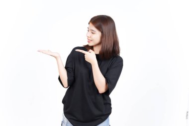 Beyaz arka planda tecrit edilmiş güzel Asyalı Kadın Açık Avuç 'ta Ürünleri Gösterme ve Sunma