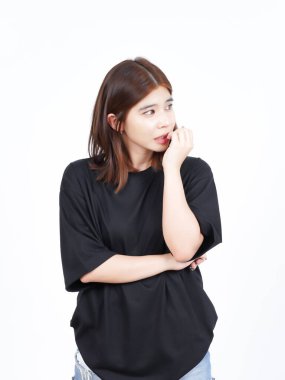 Beyaz arka planda yalnız bırakılmış güzel Asyalı kadının tırnak yemesi ve korkması.