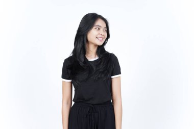 Beyaz arka planda izole edilmiş, gülümseyen ve başka yöne bakan güzel Asyalı kadın.