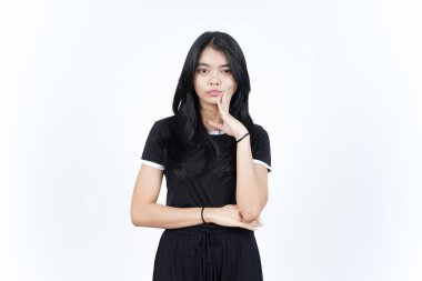 Ciddi bir yüz yüze ve beyaz tenli güzel Asyalı kadının kamerasına bakıyor.