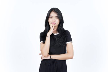 Ciddi bir yüz yüze ve beyaz tenli güzel Asyalı kadının kamerasına bakıyor.