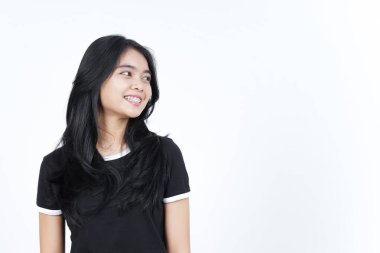 Beyaz arka planda izole edilmiş, gülümseyen ve başka yöne bakan güzel Asyalı kadın.