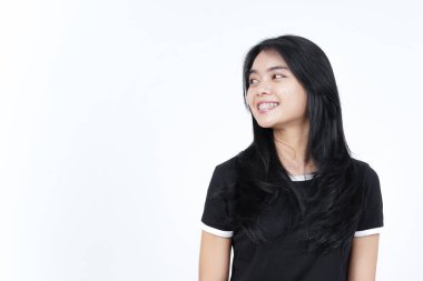 Beyaz arka planda izole edilmiş, gülümseyen ve başka yöne bakan güzel Asyalı kadın.