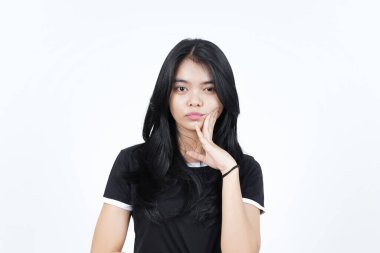 Ciddi bir yüz yüze ve beyaz tenli güzel Asyalı kadının kamerasına bakıyor.