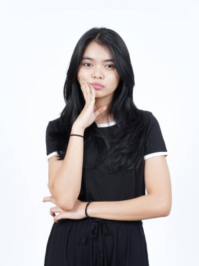 Ciddi bir yüz yüze ve beyaz tenli güzel Asyalı kadının kamerasına bakıyor.