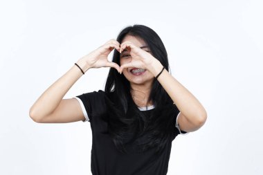 Beyaz arka planda izole edilmiş Güzel Asyalı Kadın 'ın Aşk Kalbi İşareti