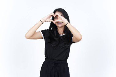 Beyaz arka planda izole edilmiş Güzel Asyalı Kadın 'ın Aşk Kalbi İşareti