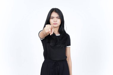 Beyaz arka planda izole edilmiş Asyalı güzel bir kadının kızgın yüzüyle seni işaret ediyor.