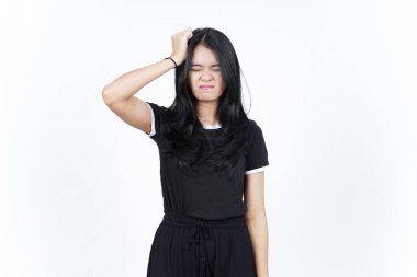 Beyaz arka planda tecrit edilmiş güzel bir Asyalı kadının baş ağrısı.