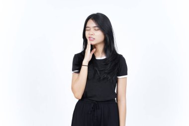 Beyaz arka planda tecrit edilmiş güzel bir Asyalı kadının diş ağrısı jesti