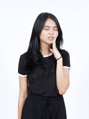 Beyaz arka planda tecrit edilmiş güzel bir Asyalı kadının diş ağrısı jesti