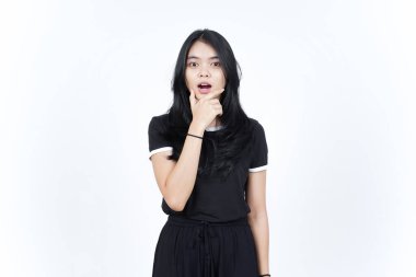 Beyaz arka planda izole edilmiş güzel Asyalı kadının şok olmuş yüz ifadesi.