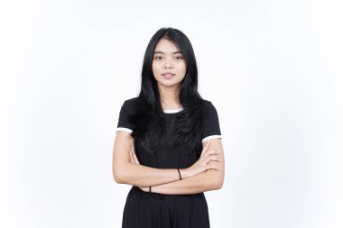 Kollarını kavuşturup gülümsüyor ve beyaz arka planda izole edilmiş güzel Asyalı kadının kamerasına bakıyor.