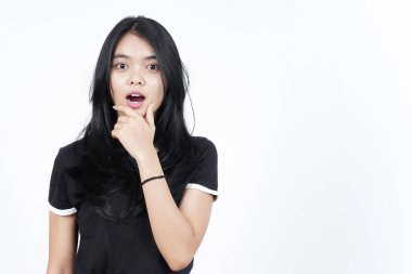 Beyaz arka planda izole edilmiş güzel Asyalı kadının şok olmuş yüz ifadesi.