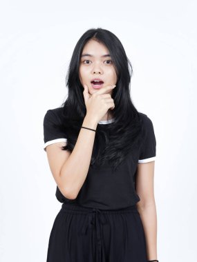 Beyaz arka planda izole edilmiş güzel Asyalı kadının şok olmuş yüz ifadesi.