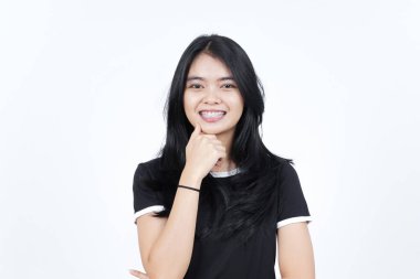 Beyaz arka planda izole edilmiş güzel Asyalı kadının gülümseyen ve kameraya bakan