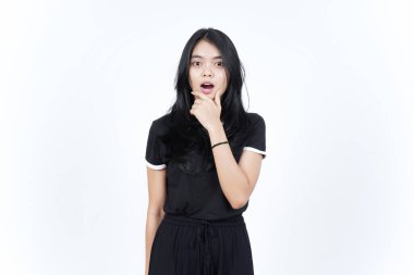 Beyaz arka planda izole edilmiş güzel Asyalı kadının şok olmuş yüz ifadesi.