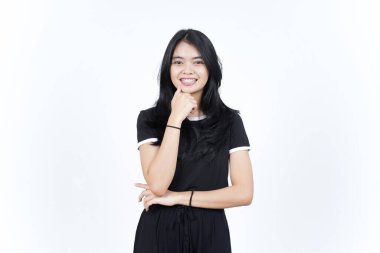 Beyaz arka planda izole edilmiş güzel Asyalı kadının gülümseyen ve kameraya bakan