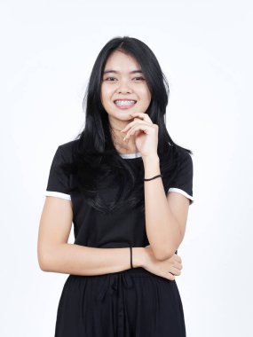 Beyaz arka planda izole edilmiş güzel Asyalı kadının gülümseyen ve kameraya bakan