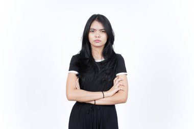 Beyaz arka planda tecrit edilmiş Asyalı güzel bir kadının katlanmış kolları ve kızgın yüzü.