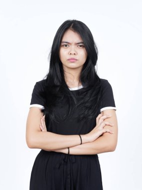 Beyaz arka planda tecrit edilmiş Asyalı güzel bir kadının katlanmış kolları ve kızgın yüzü.