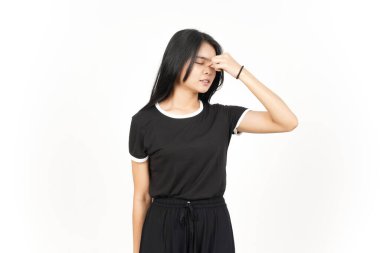 Beyaz arka planda tecrit edilmiş güzel bir Asyalı kadının baş ağrısı.