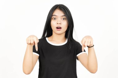 Şok olmuş bir yüz ve beyaz tenli güzel bir Asyalı kadının boş fotokopi alanını gösteriyor.