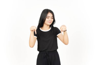 Gülümseyen ve işaret eden Beyaz Yüzlü Güzel Asyalı Kadın 'ın boş kopyalarını gösteren