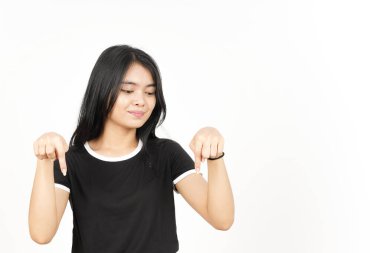 Gülümseyen ve işaret eden Beyaz Yüzlü Güzel Asyalı Kadın 'ın boş kopyalarını gösteren